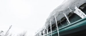Покрив, покрит със сняг