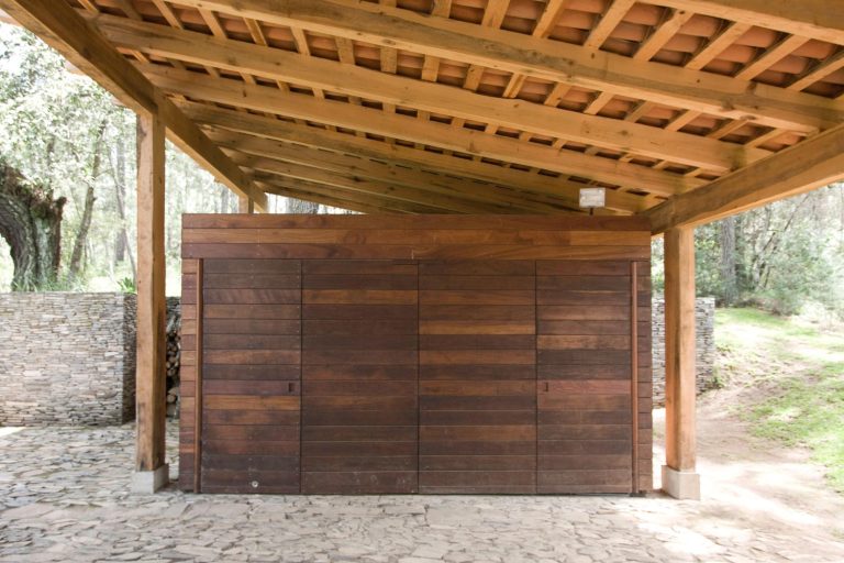 Дървен навес за кола